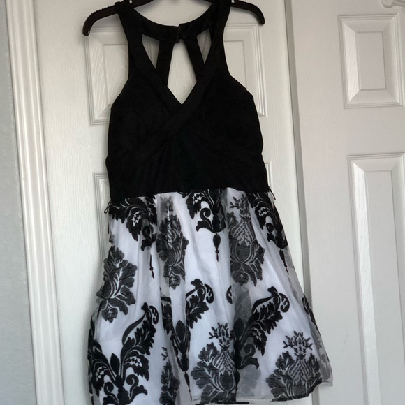 Black and white semi formal dress- juniors size 13 - Picture 2 of 6